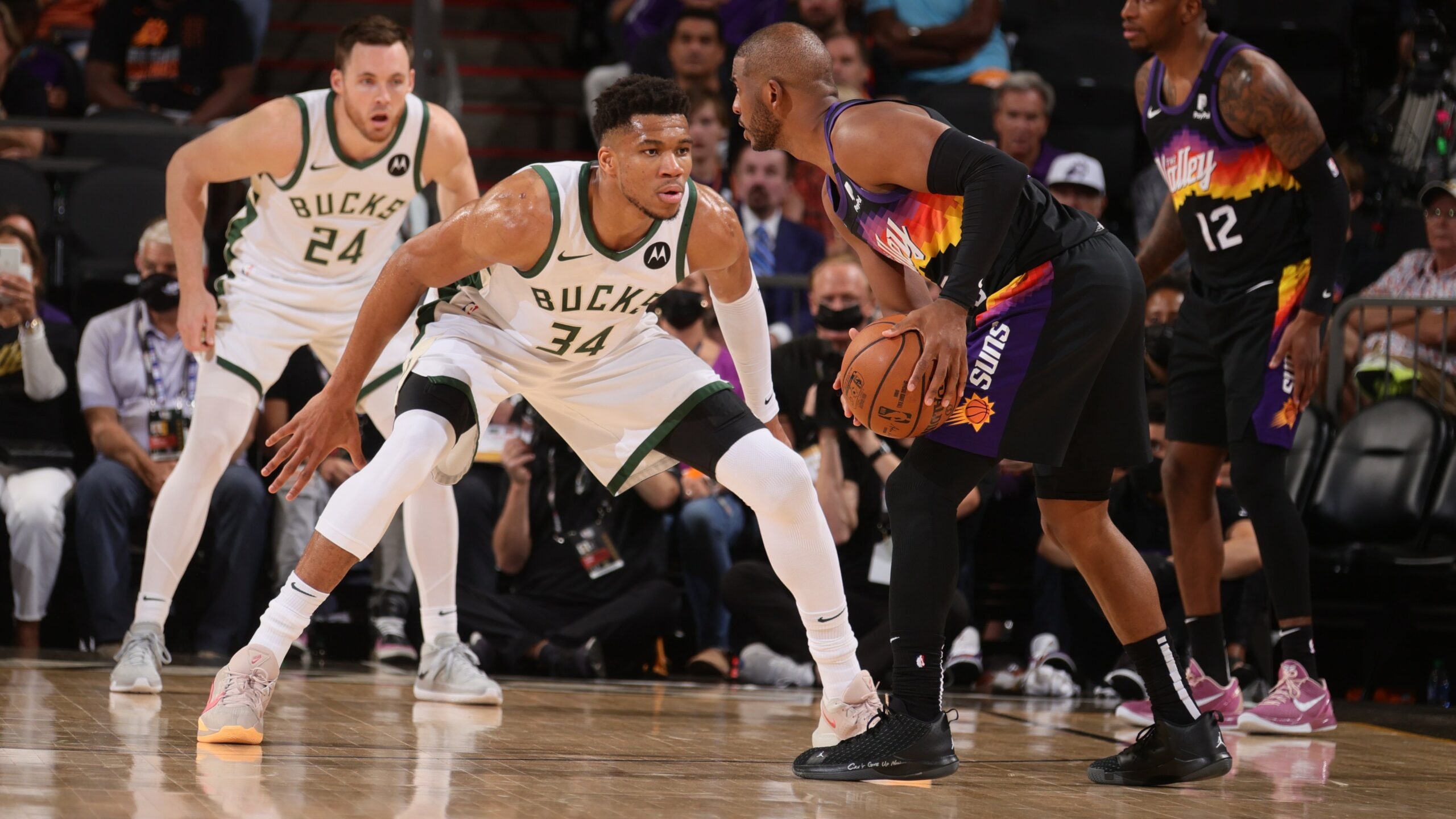 Suns dominam os Bucks novamente e abrem 2 a 0 nas finais da NBA