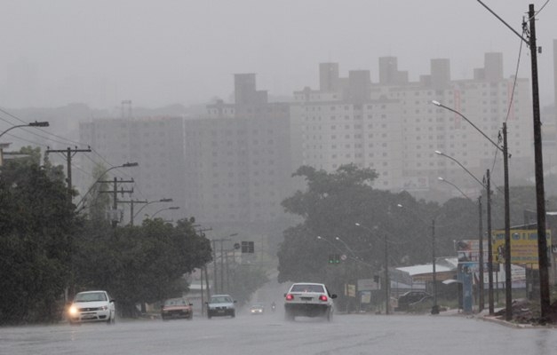 Verão deve ter chuva normal na maior parte do país, diz meteorologista