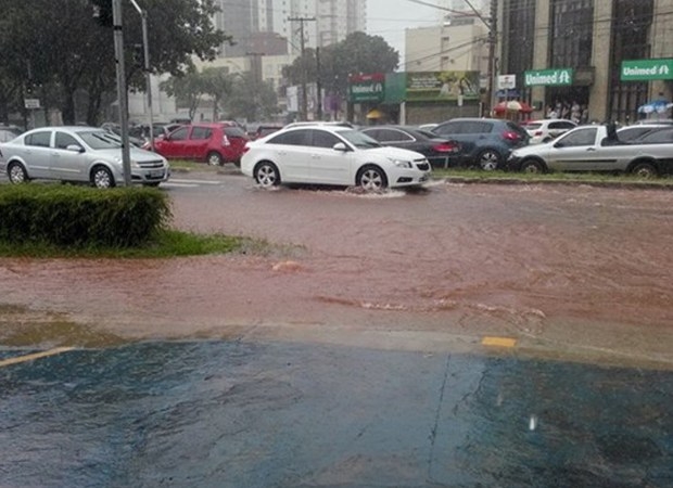 Chuva provoca alagamento em ruas e avenidas de Goiânia