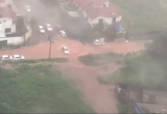 Temporal alaga ruas, invade casas e arrasta carros em Goiânia; veja