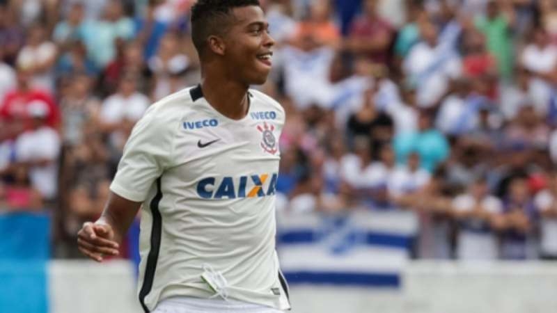 Vila Nova acerta com três atacantes