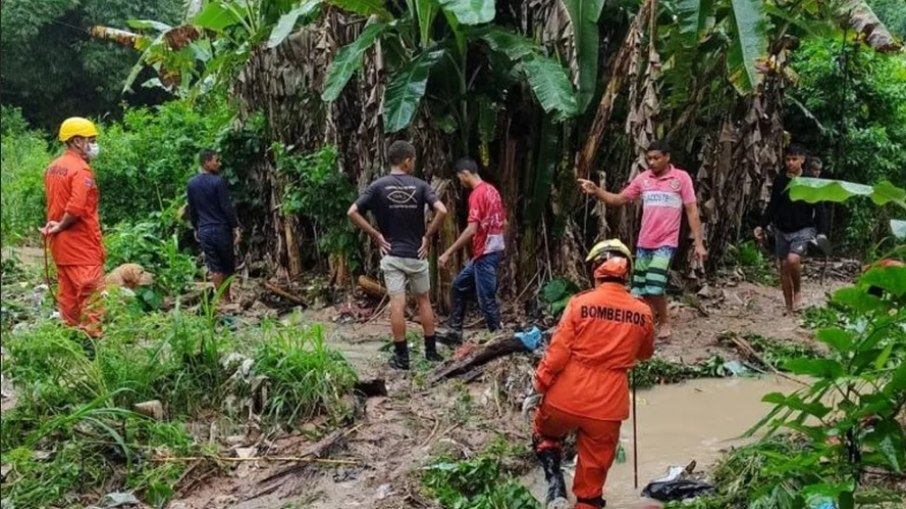 Bebê é encontrado morto após ser levado por deslizamento de terra em Maceió