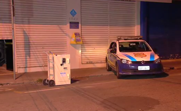 Cofre é abandonado na rua durante fuga de ladrões no Setor Campinas