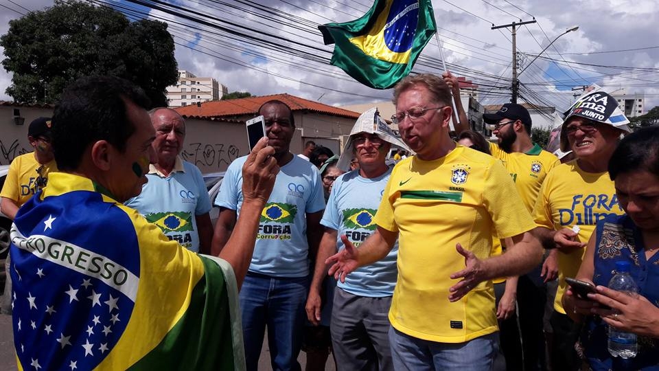 João Campos marcha com manifestantes e pede impeachment de Dilma