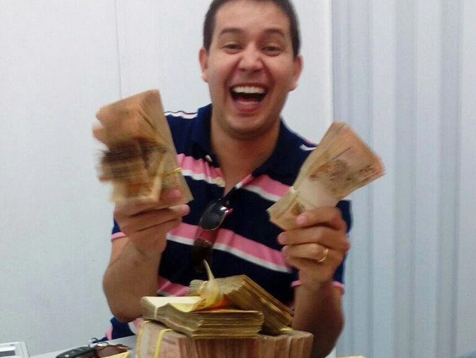 Máfia da merenda: foto resume felicidade do corrupto tipicamente brasileiro