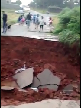 Cratera separa dois bairros de Goiânia após chuvas