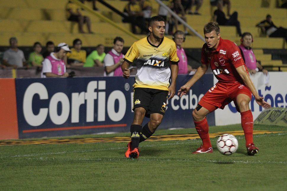 Vila Nova vence o Criciúma e diminui distância para o G-4
