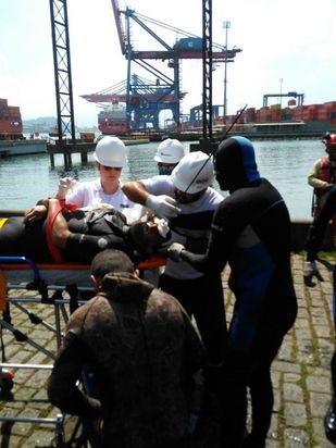Mergulhador atingido por arpão no rosto morre durante cirurgia
