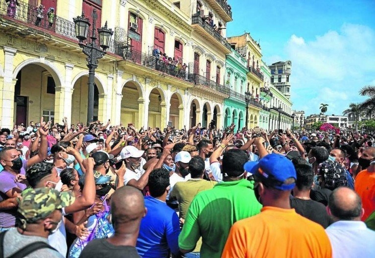 Casa Branca vê povo de Cuba cansado do governo e diz que pode ajudar com vacinas