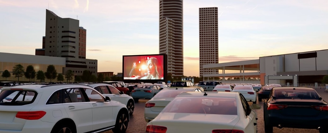 Tela equivalente a prédio de sete andares é destaque do cine 'Drive-Gyn'