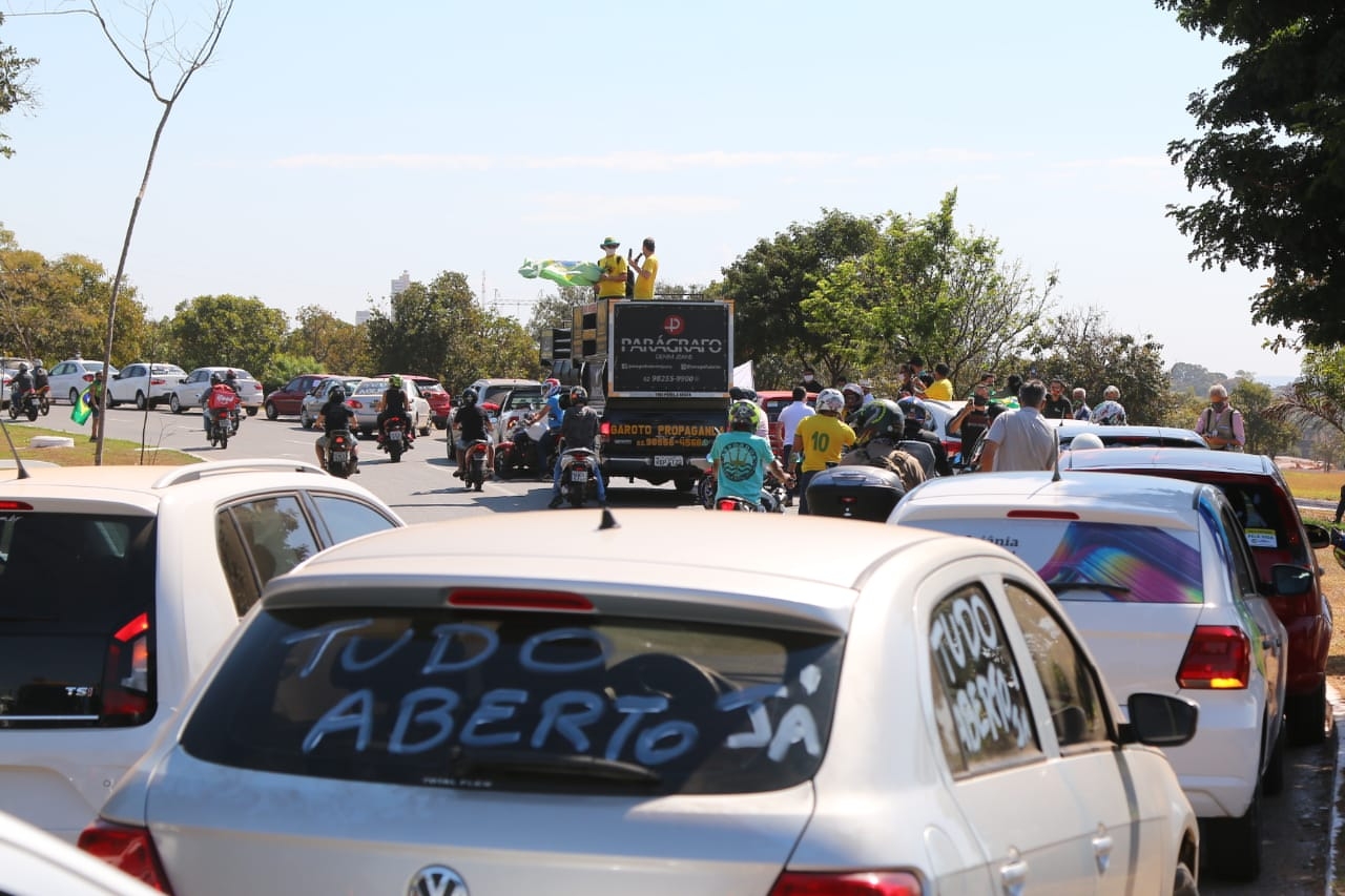 Manifestantes organizam carreata pela reabertura imediata do comércio