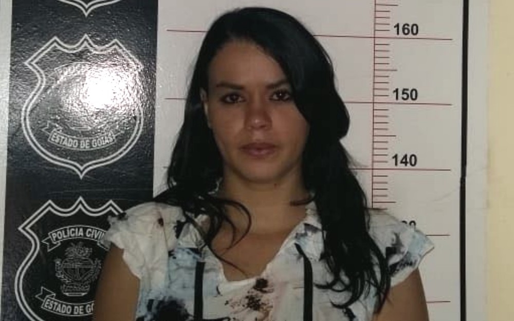 Mulher é presa suspeita de matar amante do marido na frente das filhas da vítima