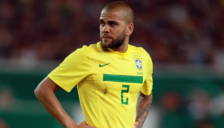 Daniel Alves chega a hospital para realizar exame no joelho direito