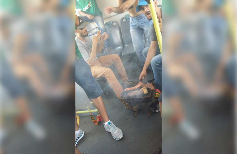 Torcedores do Goiás fazem churrasco dentro de ônibus coletivo em Goiânia