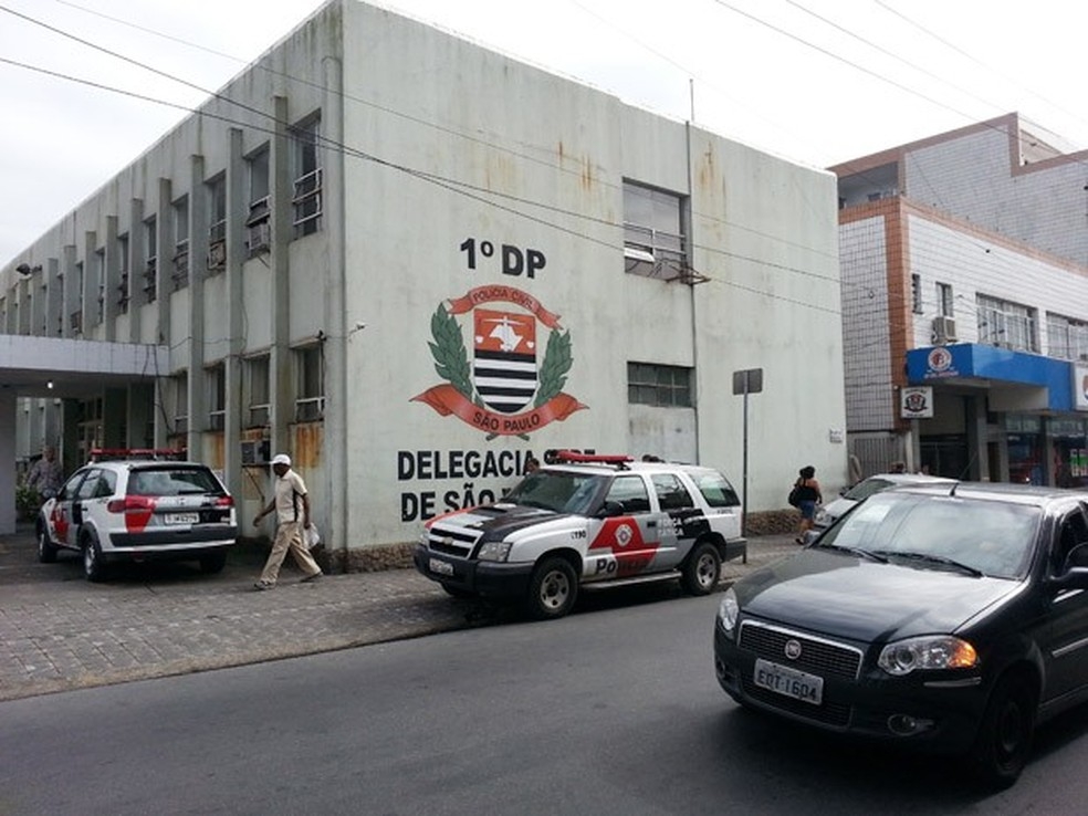 Mulher é jogada do carro em movimento e ainda atropelada pelo marido