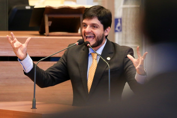 Deputado que quer criar semana heterossexual diz que já teve experiência gay