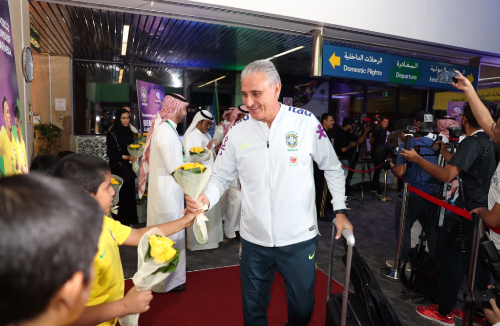 Delegação é recebida com flores na Arábia Saudita