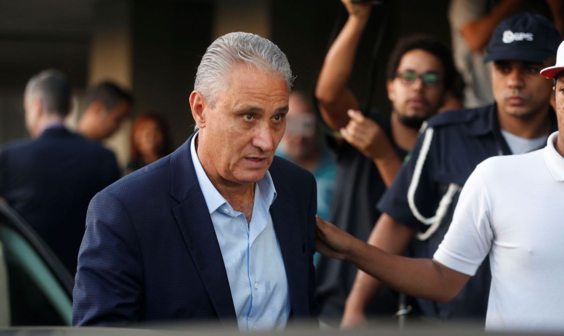 Seleção chega ao Rio sob aplausos de torcedores