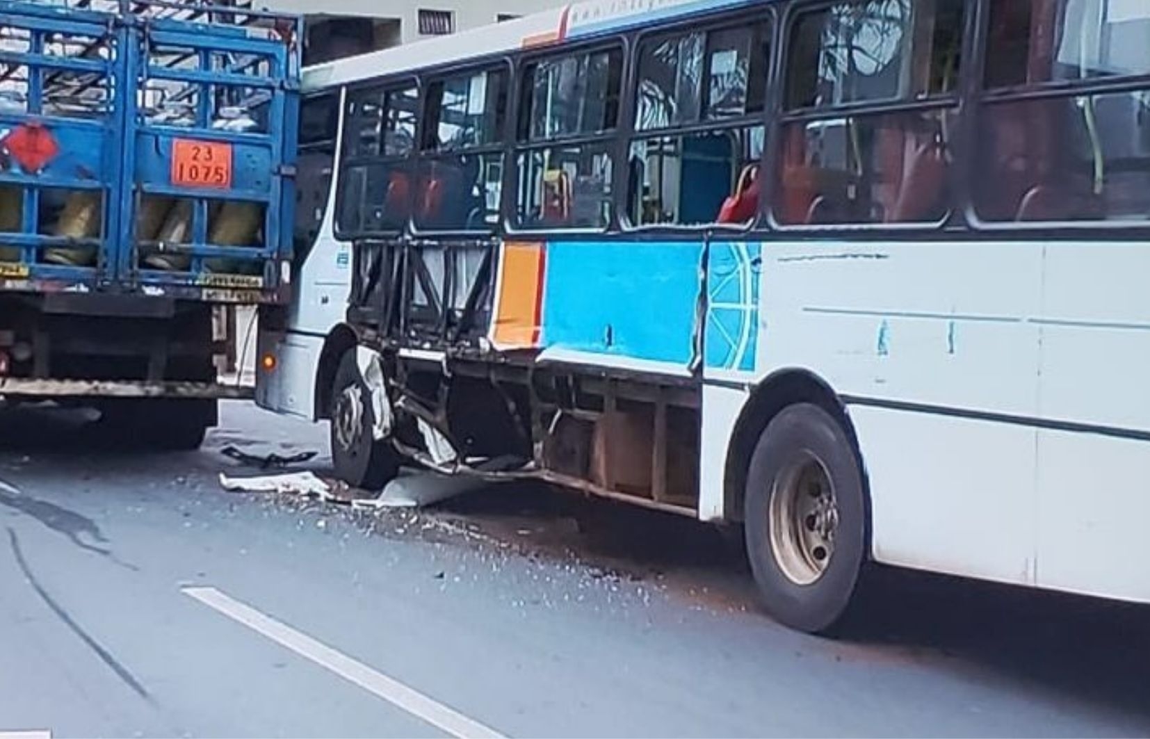 Caminhão bate em lateral de ônibus em Goiânia