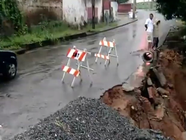 Durante forte chuva, bueiro se rompe e deixa rua interditada em Goiânia