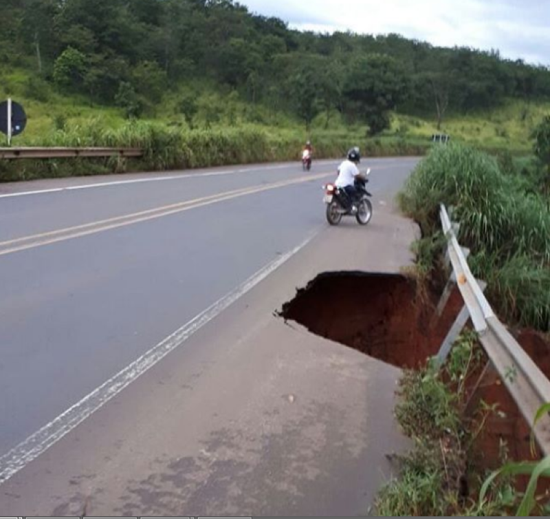 Desmoronamento de terra interdita trecho da BR-364, entre GO e MT
