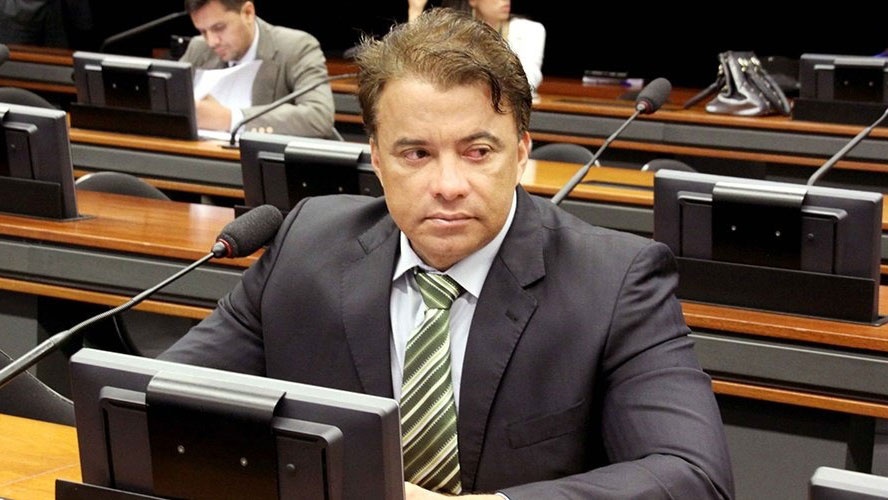Deputado federal dá tapa na cara de professor