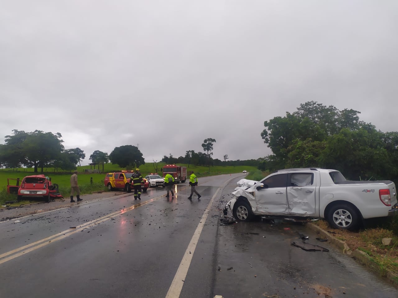 Acidente entre caminhonete e veículo de passeio na GO 164, em Goiás