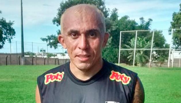 Jogador é expulso e diz para a bandeirinha ir “lavar louça”