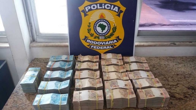 PRF apreende mala com R$ 700 mil em bagageiro de ônibus na Bahia