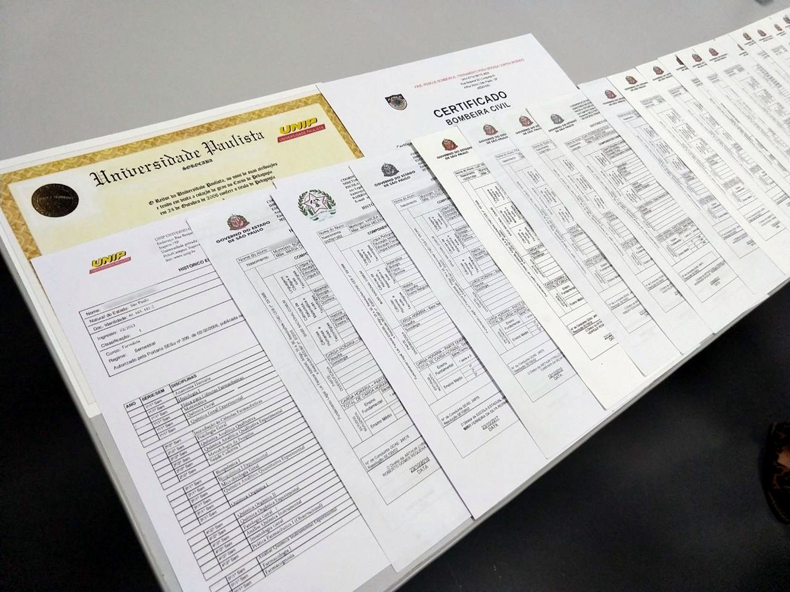 Adolescente é apreendido por falsificar diplomas e atestados