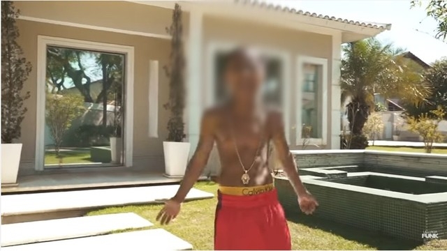 MC Douguinha canta músicas com letras obscenas desde os 9 anos