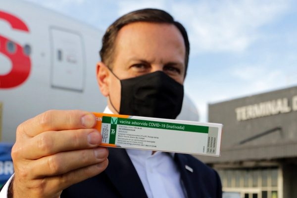 Após suspender doação, Doria promete envio de doses da Coronavac para o AM