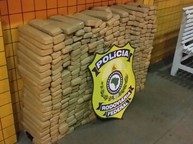 Carro roubado e 354 kg de maconha são apreendidos em Jataí