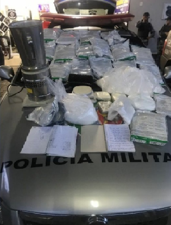 Após denúncia, PM fecha laboratório usado para o refino de drogas em Goiânia
