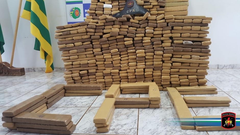 PM prende três pessoas suspeitas de transportar meia tonelada de maconha