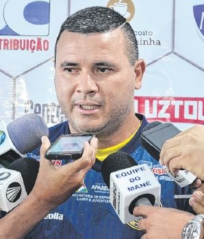 Com artilharias recentes, Nonato é apresentado no Aníbal