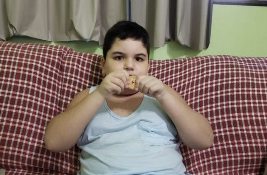 Após apelo de mãe, empresa promete enviar biscoitos que saíram de linha para menino autista