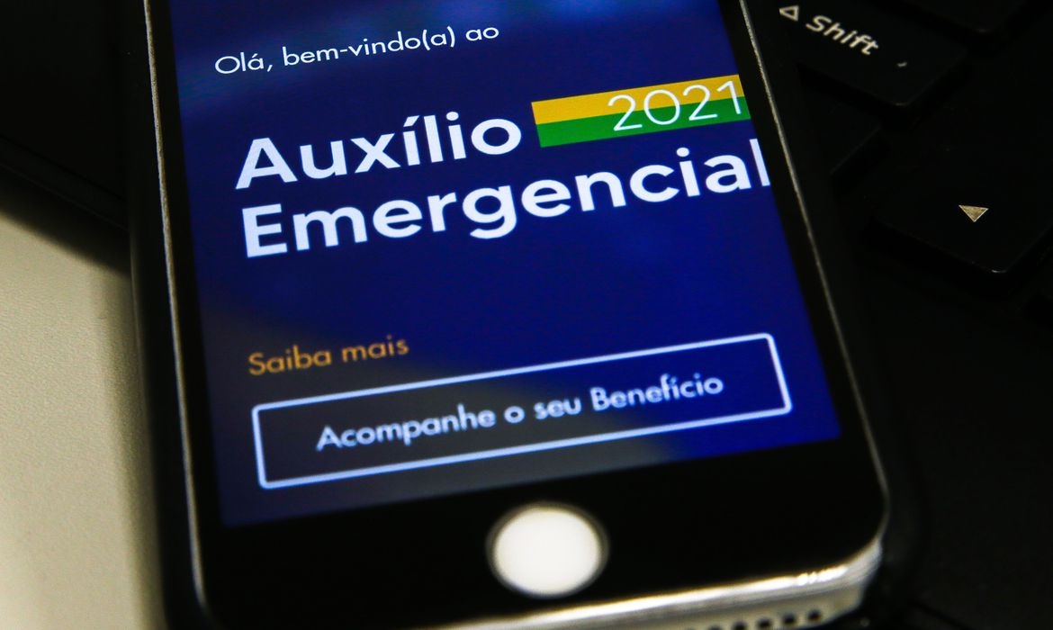 Bolsonaro diz que vai manter auxílio emergencial se pandemia continuar