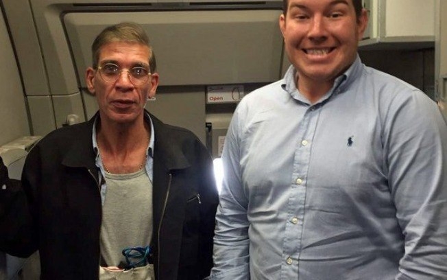 Passageiro tira selfie com sequestrador do avião da EgyptAir