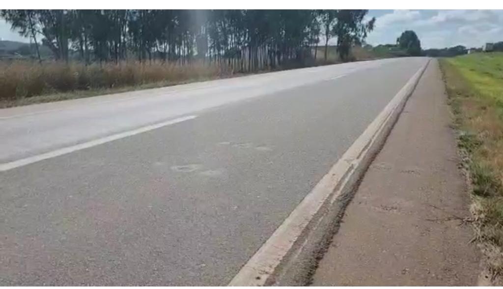 Homem fica gravemente ferido após perder controle do carro e bater