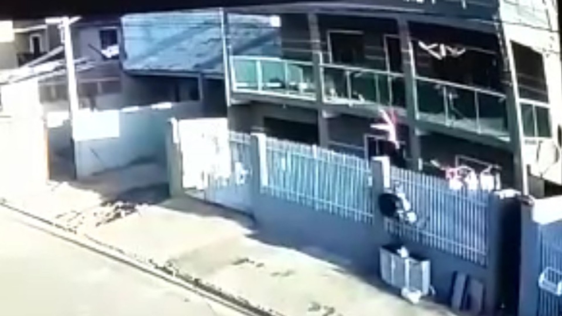 Criança é salva por vizinho após cair do 3º andar de um prédio no Paraná