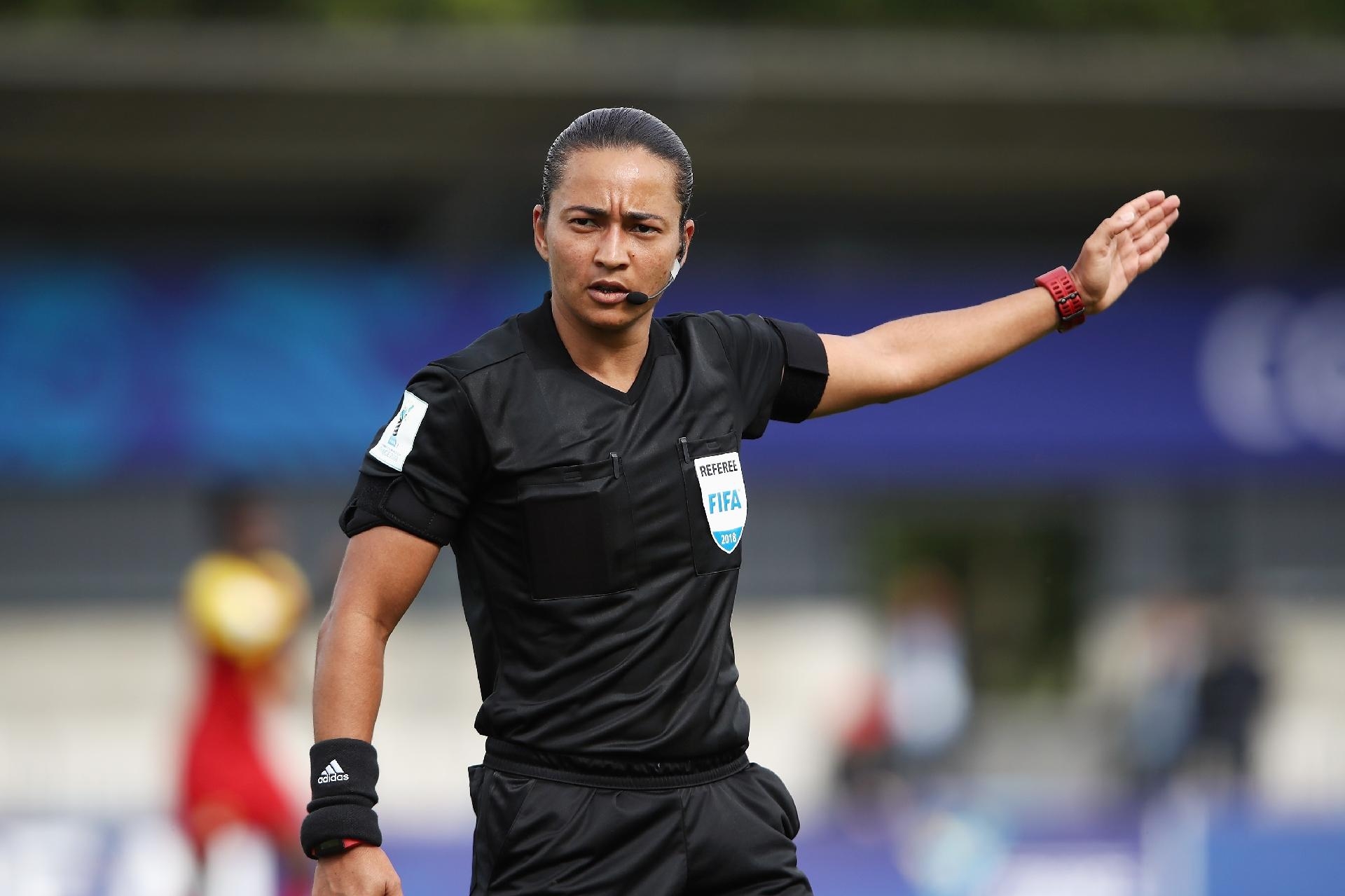 Fifa seleciona árbitra brasileira Edina Alves para Mundial de Clubes no Catar