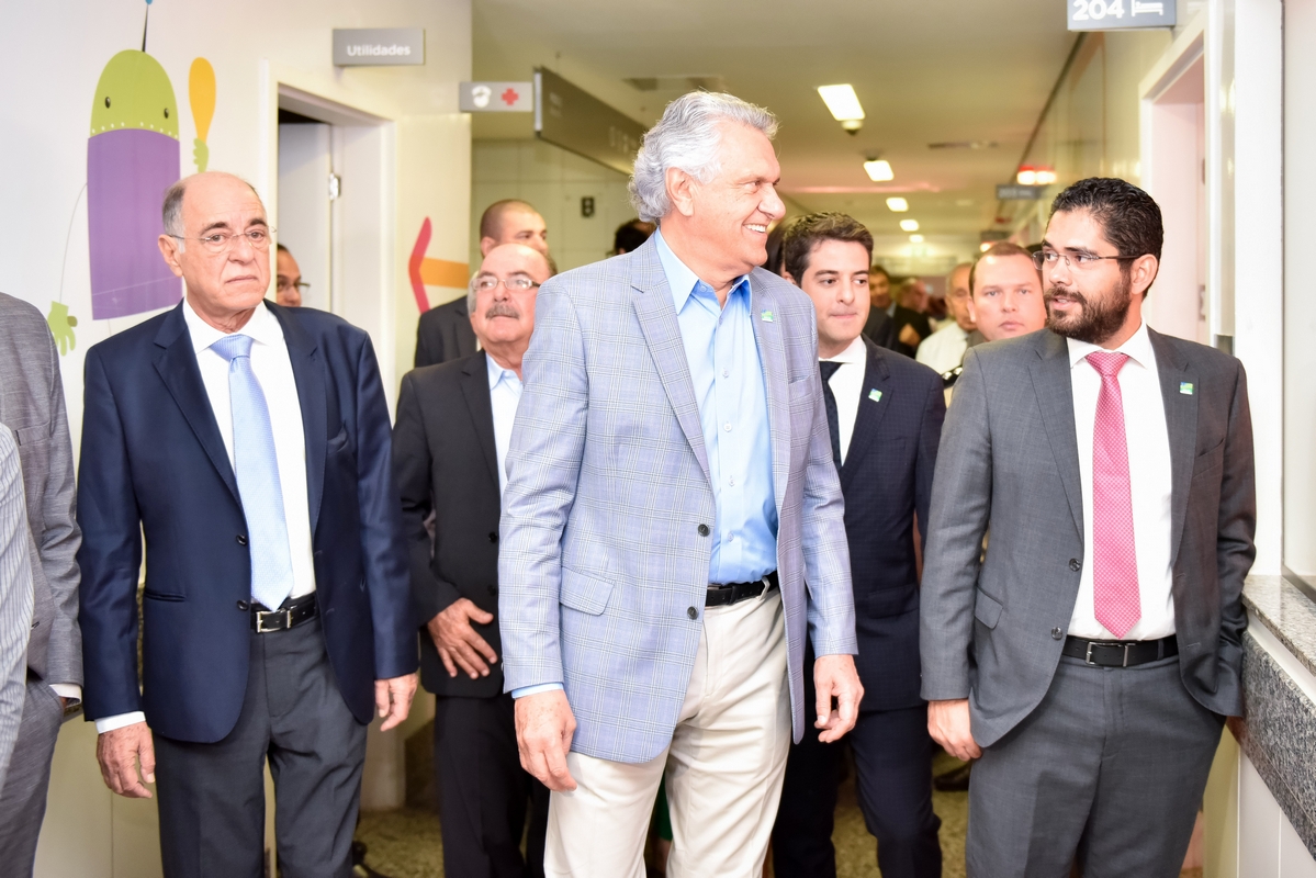 Governador Ronaldo Caiado visita a pediatria do Hugol