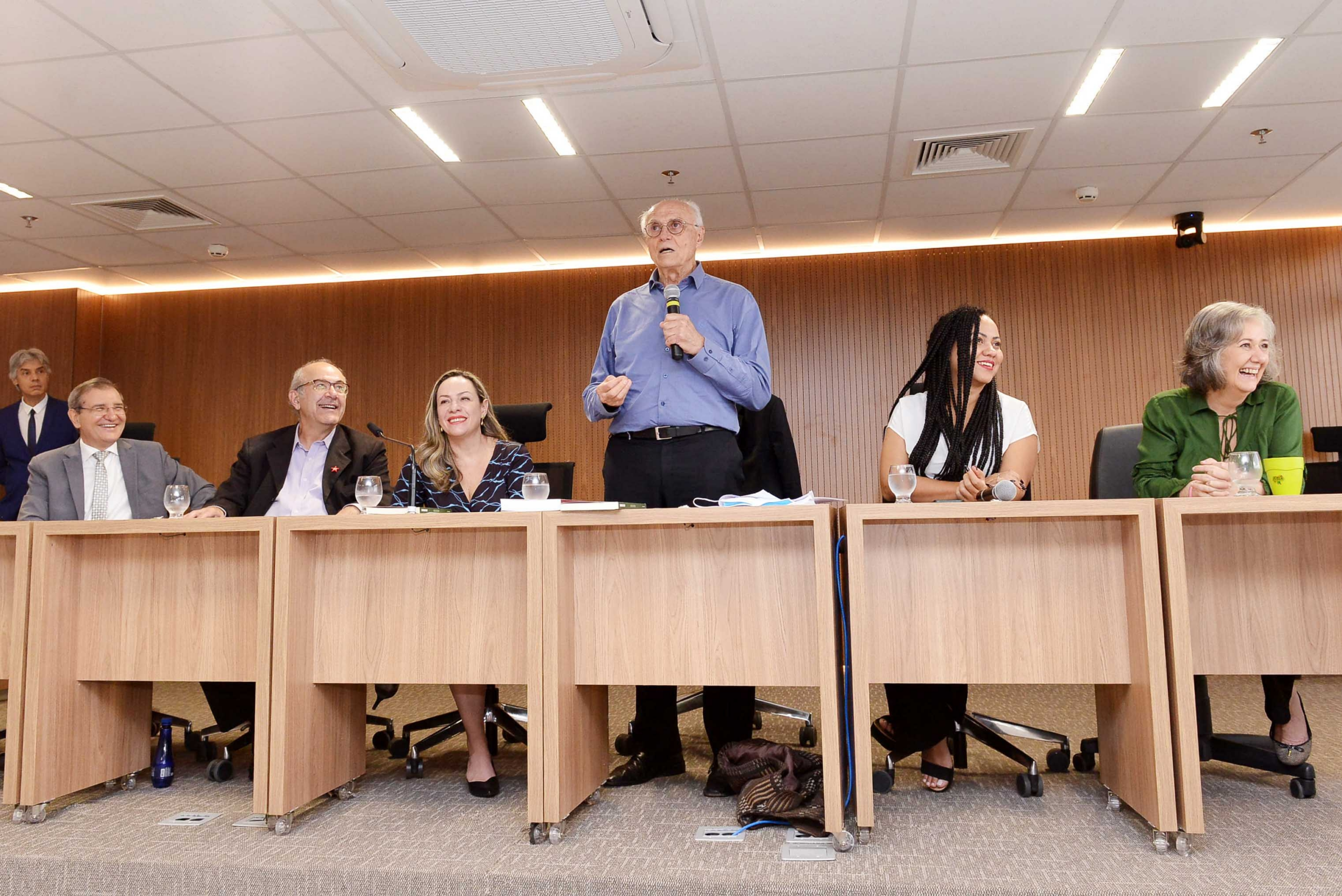 Suplicy debate renda básica de cidadania