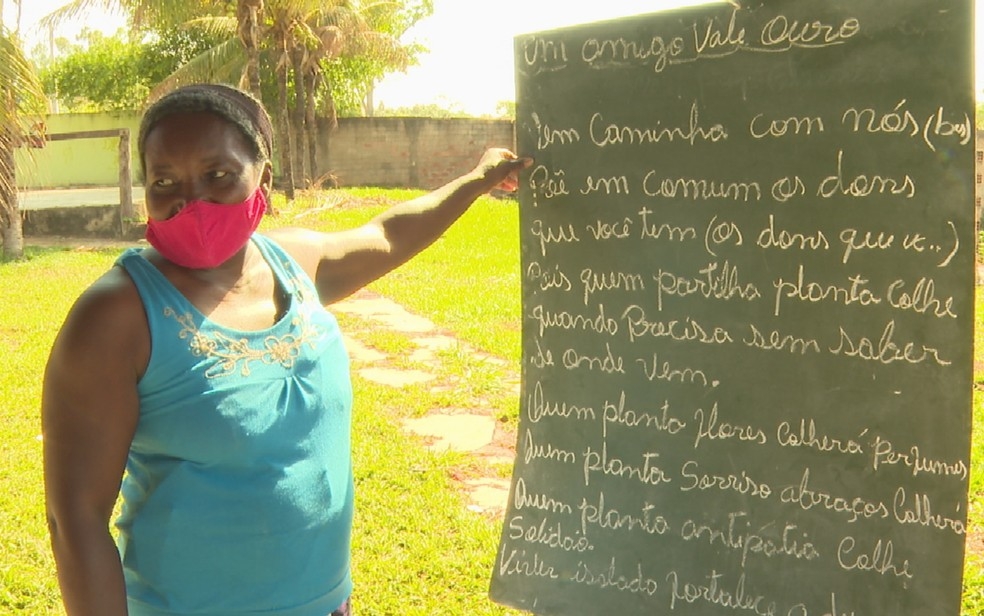 Professora cria projeto e aluga casa para alfabetizar crianças e idosos de graça
