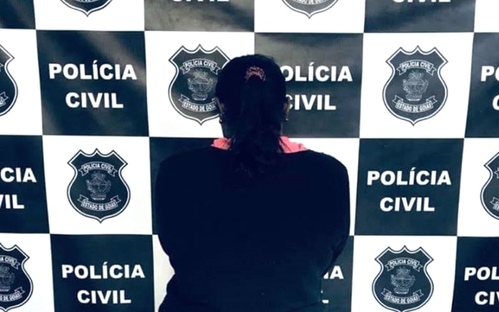 Mulher é presa suspeita de matar amiga com golpe de faca nas costas