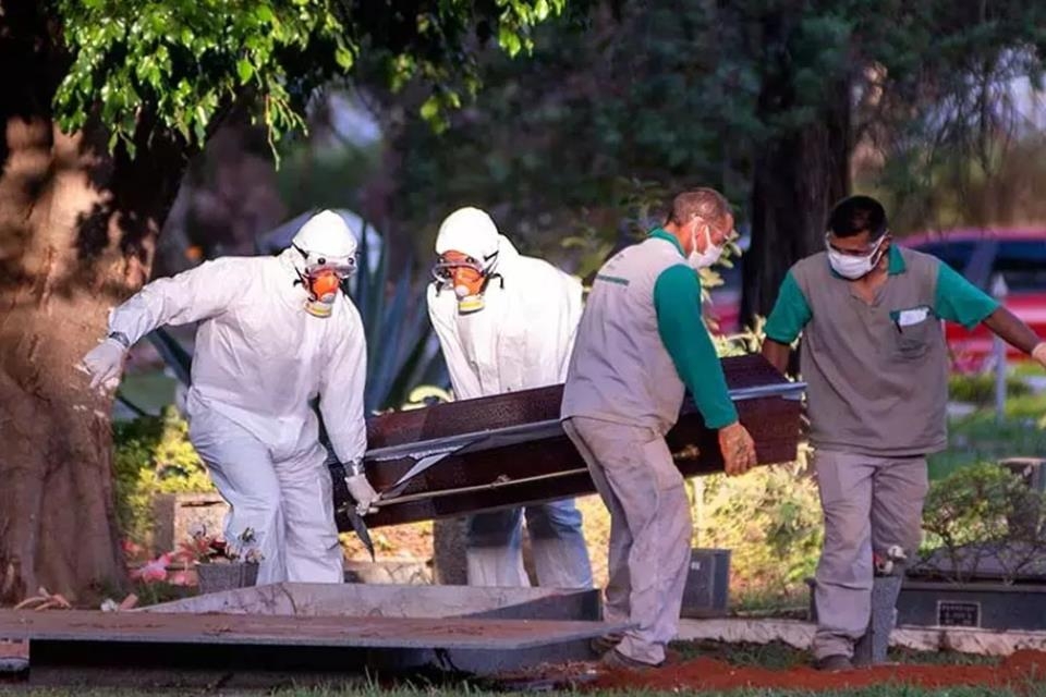Em nova forma de divulgar mortes por covid-19, 44% dos óbitos ficariam de fora