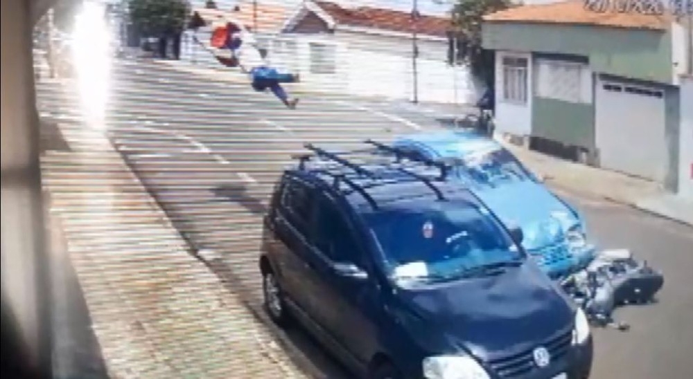 Entregador de comida por aplicativo morre após bater e voar em direção a outro carro