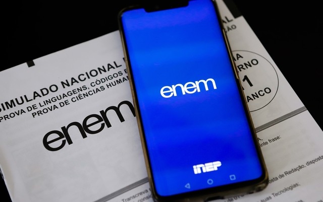 Cai pela metade número de candidatos negros e indígenas inscritos no Enem 2021