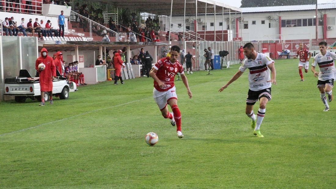 Vila venceu o Santa Cruz e fica perto da Série B